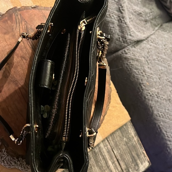 MICHAEL KORS BLACK AND GOLD SMALL PURSE - Picture 3 of 4